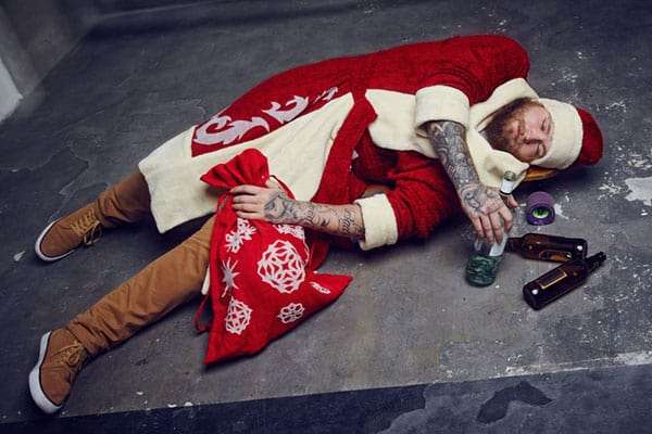 Man liegt als Weihnachtsmann verkleidet am Boden, weil er bei der Weihnachtsfeier zu viel getrunken hat