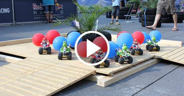 Mario Karts mit Luftballons stehen auf Holz-Plattform