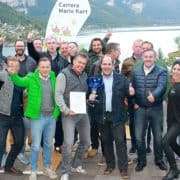 Teamfoto vor dem Grundlsee Seeblickhotel mit Lagermax Salzburg beim Teambuilding Event