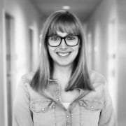Lucia Kockovska von LinkedIn Austria mit Brille und Lächeln