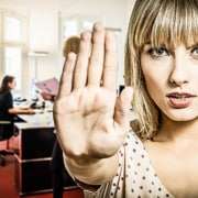 Frei zeigt Stopp zur sexuellen Belästigung am Arbeitspaltz