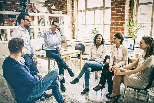 Gruppe redet bei Workshop über agile Leadership Methoden