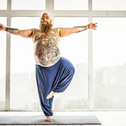 Mann macht Yoga und einen Persönlichkeitstest Introvertiert-Extrovertiert Neurotisch-Stabil