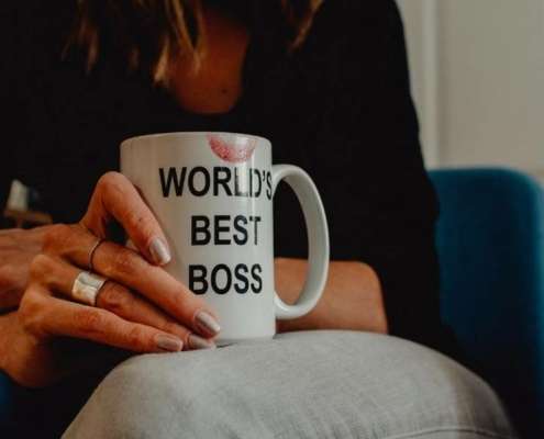Frau mit "Worlds best Boss" Tasse in der Hand